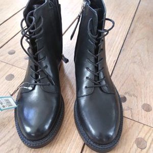 GORGEOUS Sam Edelman ankle-high boots in a matte black leather 6M